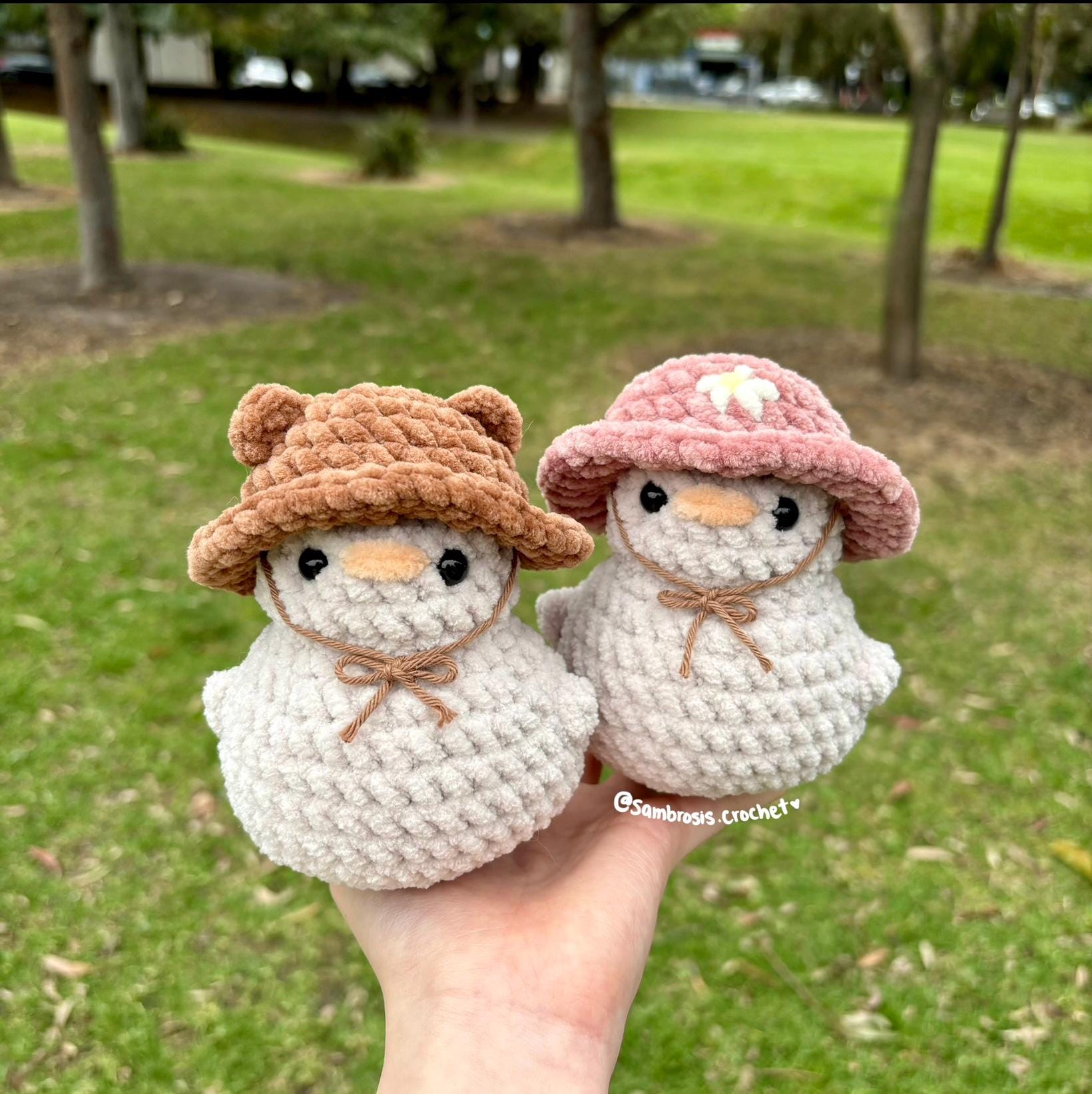 Eアカウント あみぐるみ　ぬいぐるみ　編み物　 　あひる かぎ針編みのアヒルのぬいぐるみとクマ/デイジーの帽子 - 手作り
