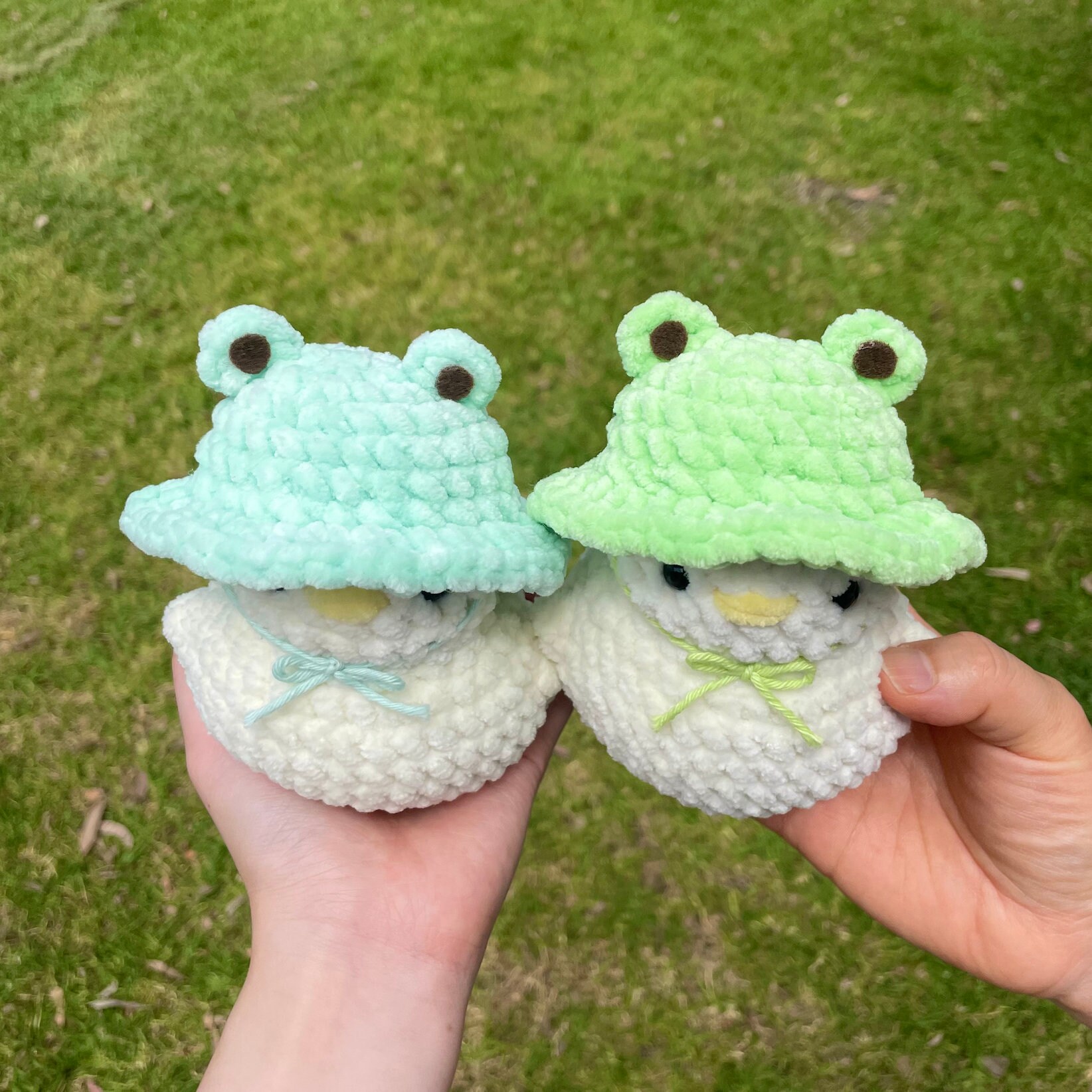 カエルの帽子をかぶったアヒルのぬいぐるみ（かぎ針編み）：手作り