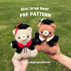 Könnte beinhalten: Zwei gehäkelte Teddybären mit Abschlusskappe und -robe. Einer ist cremefarben mit roter Schärpe, der andere braun mit weißem Kragen. Der Text "Mini Grad Bear PDF Pattern" und "(not a physical plushie)" ist enthalten.