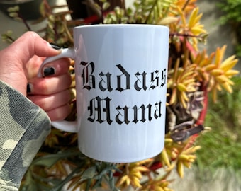 Geschenk für Mama | Muttertagsgeschenk | Geburtstagsgeschenk für Mama | Lustige Mama Kaffeetasse | Mama Leben | Mutterschaft Tasse | Badass Mama | 15 Unzen Keramikbecher