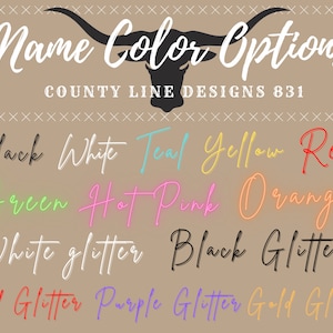 Puede incluir: Un gr&aacute;fico que muestra una variedad de opciones de color para un nombre. Los colores incluyen negro, blanco, azul verdoso, amarillo, rojo, verde, rosa fuerte, naranja, blanco con purpurina, negro con purpurina, rojo con purpurina, morado con purpurina y dorado con purpurina. El texto "Name Color Options" y "County Line Designs 831" tambi&eacute;n est&aacute; incluido.