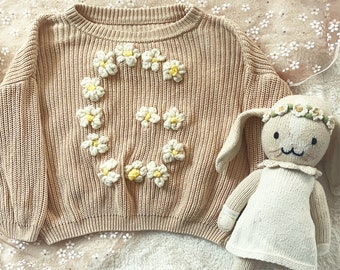 Embroidered daisy initial