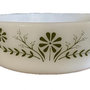 Puede incluir: Cuenco blanco de forma ovalada con dos asas. El cuenco presenta un diseño floral en verde oscuro, con flores estilizadas y ramitas de hojas. Un artículo de cocina vintage.