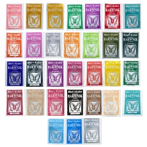 Puede incluir: Una colección de treinta y dos paquetes rectangulares de tinte para tela dispuestos en una cuadrícula. Cada paquete presenta el texto Biel i Kolor, la palabra BARWNIK y una ilustración de mariposa. Los paquetes vienen en una amplia variedad de colores sólidos, incluyendo rosa, amarillo, verde, morado, rojo, azul, naranja, gris, marrón y negro.