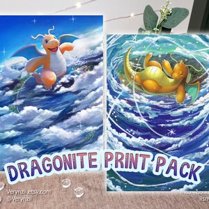 Könnte beinhalten: Ein Druckpaket mit zwei Illustrationen des Pokémon Dragonite. Das erste Bild zeigt ein Dragonite, das durch die Wolken fliegt, vor einem blauen und weißen Hintergrund. Das zweite Bild zeigt ein schlafendes Dragonite in einem wirbelnden blauen und weißen Strudel. Der Text "Dragonite Print Pack" ist auf einem blauen und weißen Banner abgebildet.