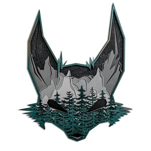 Könnte beinhalten: Ein blaugrünes und schwarzes Grafikdesign eines FuchsKopfes mit einem Gebirge und einem Wald im Kopf.