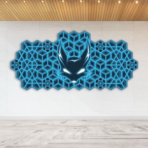 Könnte beinhalten: Ein blaues und schwarzes geometrisches Wandkunststück mit einem stilisierten Fuchs-Kopf in der Mitte. Das Design besteht aus sich wiederholenden sechseckigen Formen.
