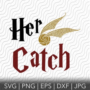 Op de afbeelding: Een zwart en rood grafisch ontwerp met de tekst "Her Catch" en een gouden snitch uit de Harry Potter-serie.