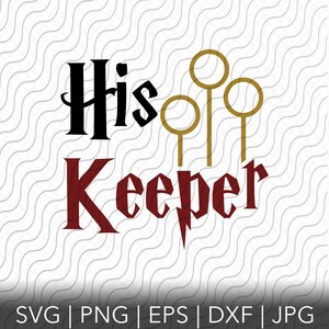 Op de afbeelding: Zwarte en rode tekst die "His Keeper" luidt met een gouden bliksem en drie gouden ringen.