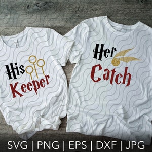 Op de afbeelding: Twee witte T-shirts met een Harry Potter-thema ontwerp. Het eerste shirt zegt "His Keeper" met een gouden snitch-afbeelding. Het tweede shirt zegt "Her Catch" met een gouden snitch-afbeelding en een snitch.