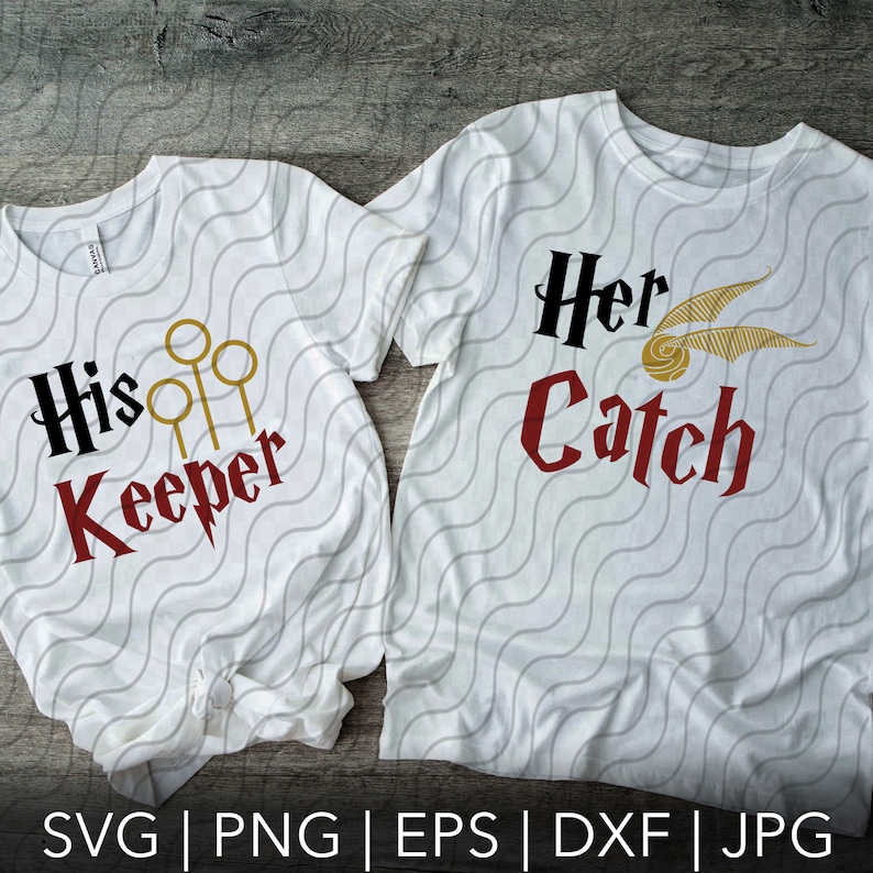 Op de afbeelding: Twee witte T-shirts met een Harry Potter-thema ontwerp. Het eerste shirt zegt "His Keeper" met een gouden snitch-afbeelding. Het tweede shirt zegt "Her Catch" met een gouden snitch-afbeelding en een snitch.