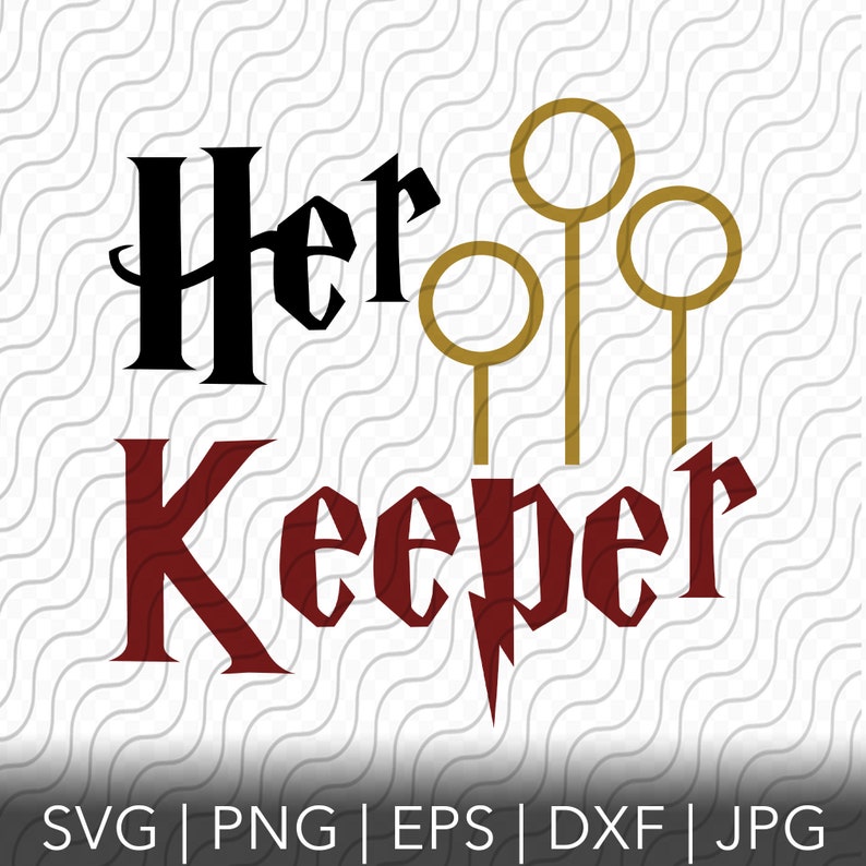 Op de afbeelding: Zwarte en rode tekst die "Her Keeper" luidt met drie gouden cirkels en een bliksemschicht eronder.