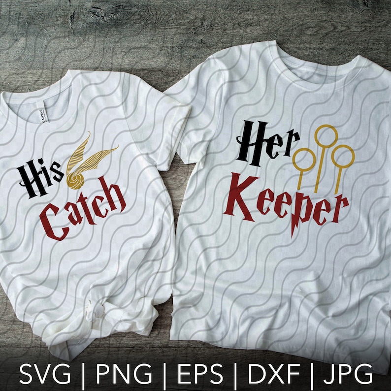 Op de afbeelding: Twee witte T-shirts met een Harry Potter-thema. Het shirt aan de linkerkant zegt "His Catch" met een gouden snitch en een gouden vleugel. Het shirt aan de rechterkant zegt "Her Keeper" met drie gouden snitches.