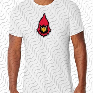 Puede incluir: Camiseta blanca con un gr&aacute;fico de un p&aacute;jaro cardenal rojo en la parte delantera.