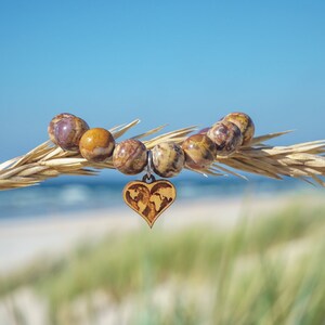 Pulsera Ojo de Pájaro Natural Riolita 12mm + mapamundi corazón de madera