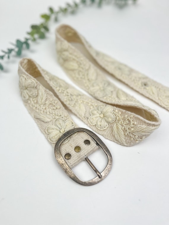 Hand-embroidered Alpaca Wool Blanca Flor Belt: White Flower  display picture 2
