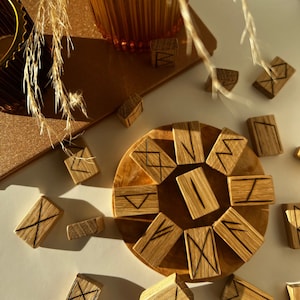 Handgefertigtes Eichenholz Runen Set |25 Elder Futhark Runen mit Gravur | Divinationsset mit Samtbeutel | Geschenk aus nordischer Mythologie