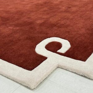 Alfombra moderna con mechones hechos a mano en color granate. Terra, hecha 100 % de lana de Nueva Zelanda. Ideal para sala de estar, dormitorio y salón. imagen 7