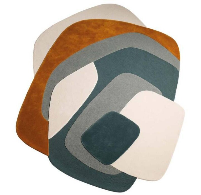 Puede incluir: Alfombra de &aacute;rea abstracta con un dise&ntilde;o de m&uacute;ltiples capas en tonos de blanco, beige, azul verdoso, gris y naranja.
