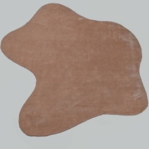 Pode incluir: Um tapete grande, de forma irregular, de cor castanho claro, feito de material macio e felpudo.
