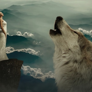 Peut inclure: Une femme en robe blanche se tient sur une falaise surplombant une chaîne de montagnes brumeuses. Un loup hurle au premier plan, la tête renversée et les yeux fermés.