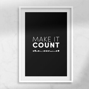 Puede incluir: Póster motivacional en blanco y negro con el texto "MAKE IT COUNT" y una fila de puntos debajo del texto.