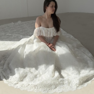 Vestido de noiva tomara que caia com corpete e cauda longa, modelo catedral, em renda francesa Chantilly.