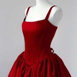Classic Full Skirt Gala Dress, Elegant Corset Ballgown for Special Occasions image 2
