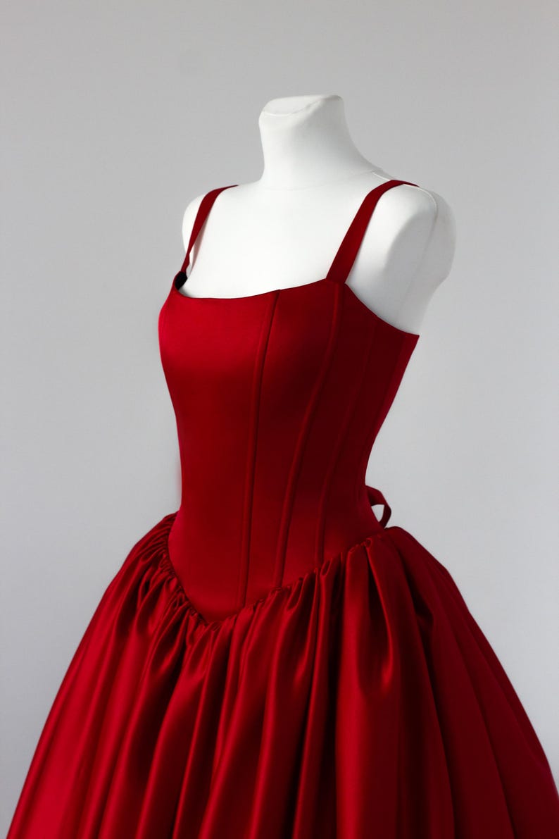 Classic Full Skirt Gala Dress, Elegant Corset Ballgown for Special Occasions image 2