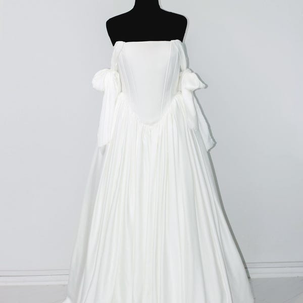 Abito da sposa romantico con vita basca e fiocchi, elegante abito con strascico