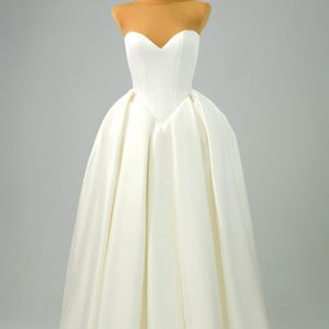 Hochzeit Korsett Kleid mit Schleppe, Sweetheart Ausschnitt, Trägerloses Brautkleid, Prinzenhochzeitskleid, Satin-Brautkleid, Benutzerdefinierte Größe