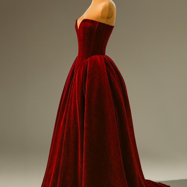 Vestido de gala de terciopelo rojo intenso, vestido de novia alternativo de invierno, escote corazón, vestido de mascarada, look de novia princesa, atuendo formal.