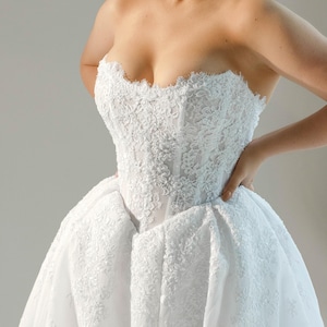 Romantisches Korsett Brautkleid mit Schlitz, Brautkleid aus französischer Spitze, lange Schleppe, Custom Size, trägerlose Brautmode, Brautkleid mit baskischer Taille