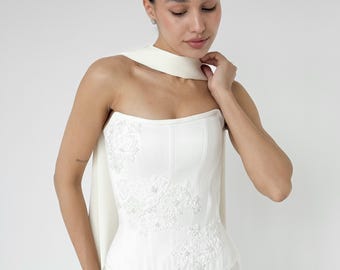 Completo da sposa moderno composto da corsetto in raso ricamato, corsetto senza spalline, minigonna e sciarpa.