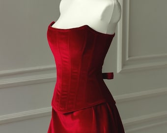 Vestido de terciopelo rojo, corsé con cordones y minifalda, vestido de cóctel, atuendo moderno para fiestas.