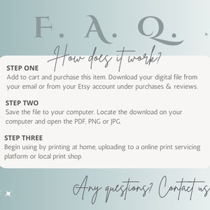 Pu&ograve; includere: Uno sfondo bianco con una casella di testo blu e grigia che contiene istruzioni su come scaricare e utilizzare un file digitale. La casella di testo ha il titolo "F.A.Q. Come funziona?" e include i passaggi: "Passaggio uno: Aggiungi al carrello e acquista questo articolo. Scarica il tuo file digitale dalla tua email o dal tuo account Etsy sotto acquisti e recensioni.", "Passaggio due: Salva il file sul tuo computer. Individua il download sul tuo computer e apri il PDF, PNG o JPG.", "Passaggio tre: Inizia a utilizzare stampando a casa, caricando su una piattaforma di servizio di stampa online o negozio di stampa locale.". La casella di testo include anche il testo "Qualche domanda? Contattaci!"
