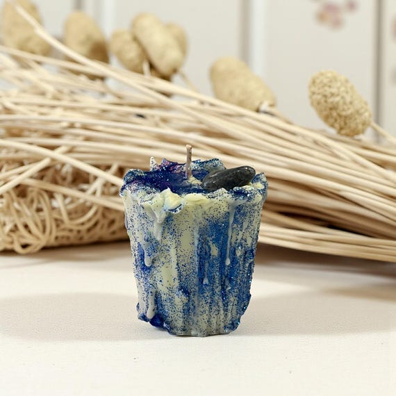 Sodalite Crystal Soy Candle with Blue Glitter: Clarity & Focus Aromatherapy