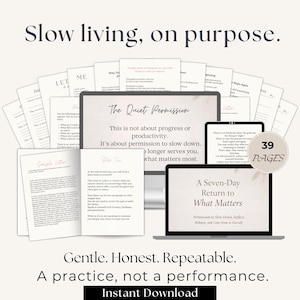 Puede incluir: Un producto de descarga digital con el texto "Slow living, on purpose." mostrado en una computadora portátil, tableta y papeles. El producto incluye un diario de siete días para volver a lo que importa y tiene 39 páginas. El texto "Instant Download" también es visible.