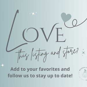 Pu&ograve; includere: Uno sfondo azzurro chiaro con la parola "LOVE" scritta in corsivo. La parola "LOVE" &egrave; seguita dal testo "this listing and store?" in un carattere pi&ugrave; piccolo. Sotto il testo c'&egrave; una call to action per aggiungere l'elenco ai tuoi preferiti e seguire il negozio per rimanere aggiornato. Il testo &egrave; di colore grigio. Un piccolo cuore e una stella si trovano nell'angolo in alto a destra dell'immagine.