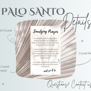 Pu&ograve; includere: Uno sfondo beige e bianco con un testo sovrapposto che recita "Palo Santo Smudging Prayer". Il testo include una preghiera per purificare e benedire una casa e un focolare. Il testo include anche una dichiarazione sul cacciare via il male e la paura e permettere solo il bene di entrare. Il testo termina con la frase "e cos&igrave; sia."