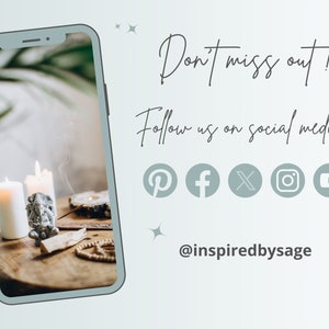 Pu&ograve; includere: Uno smartphone che mostra una foto di candele, incenso e cristalli su un tavolo di legno. Il testo "Non perdertelo! Seguici sui social media @inspiredbysage" &egrave; visualizzato sullo schermo.