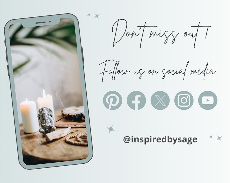 Pu&ograve; includere: Uno smartphone che mostra una foto di candele, incenso e cristalli su un tavolo di legno. Il testo "Non perdertelo! Seguici sui social media @inspiredbysage" &egrave; visualizzato sullo schermo.