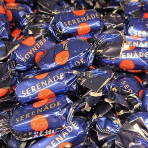 Caramelos de chocolate negro Serenade: albaricoques y avellanas (20 oz)