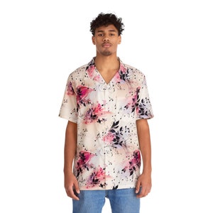Può includere: Camicia a maniche corte con motivo floreale e note musicali. La camicia color crema presenta motivi floreali rosa e neri e note musicali. Ha un colletto a V e una vestibilità rilassata, adatta per l'estate.