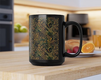 Puede incluir: Taza de cerámica negra con un diseño de placa de circuito en tonos dorados y verdes. La taza tiene un asa grande y un acabado brillante. El diseño cubre toda la superficie, creando una estética inspirada en la tecnología.