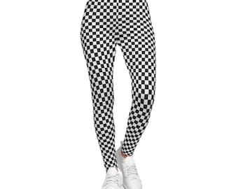 Puede incluir: Leggings a cuadros negros y blancos. Las leggings tienen un ajuste ceñido y están hechas de un material elástico.