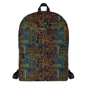 Puede incluir: Una mochila negra con un patrón de placa de circuito colorido. El patrón presenta líneas naranjas, amarillas, azules y verdes sobre un fondo azul oscuro.