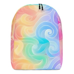 Peut inclure: Un sac à dos aux couleurs de l'arc-en-ciel avec un motif tourbillonnant. Le sac à dos a une fermeture à cordon et est fait d'un matériau doux et durable.