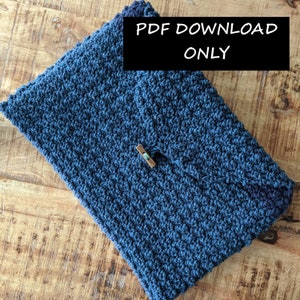 Puede incluir: Un embrague de crochet azul con un cierre de botón de madera. El embrague está sobre una superficie de madera. El texto "PDF DOWNLOAD ONLY" está en un rectángulo negro.