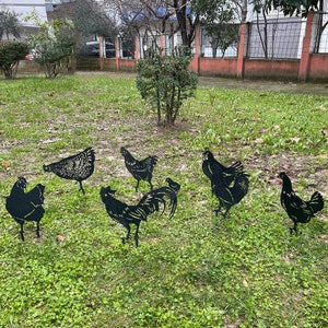 Arte da giardino con galline in metallo, decorazioni da giardino in stile fattoria, galline in metallo per esterni, picchetti da giardino con animali da fattoria, ornamenti da giardino con galline in acciaio